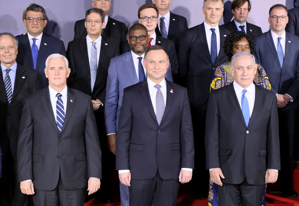 Wiceprezydent USA Michael Pence (L),prezydent RP Andrzej Duda (C), premier, minister spraw zagranicznych Izraela Benjamin Netanjahu (P). Wiceprezydent USA Michael Pence (L),prezydent RP Andrzej Duda (C), premier, minister spraw zagranicznych Izraela Benjamin Netanjahu (P).