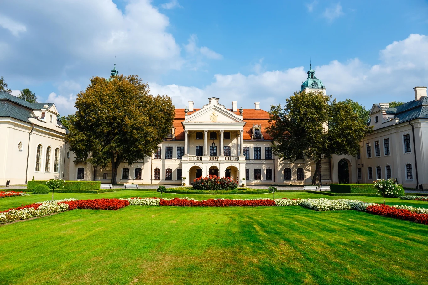 Wzniesiony około 1742 roku dla rodziny Bielińskich według projektu Józefa Fontany Wzniesiony około 1742 roku dla rodziny Bielińskich według projektu Józefa Fontany