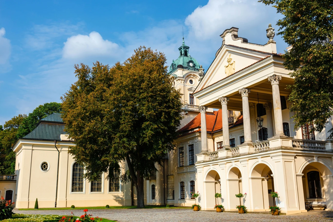 W roku 1799 pałac stał się własnością rodziny Zamoyskich W roku 1799 pałac stał się własnością rodziny Zamoyskich