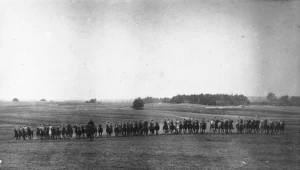 Szwadron Hallerczyków w galopie. Reprodukcja fotografii z lat 1919-1920
