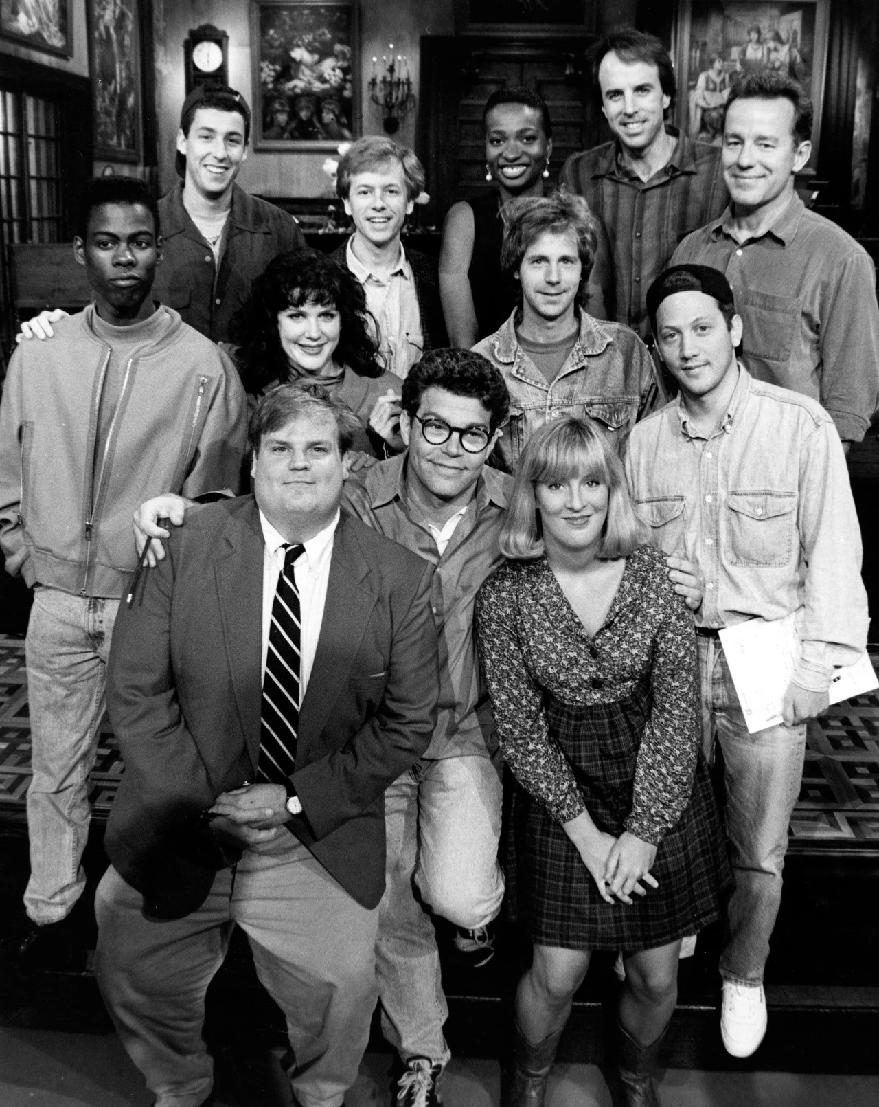 Obsada "Saturday Night Live". Wśród zebranych Chris Farley, Chris Rock, Adam Sandler i David Spade.