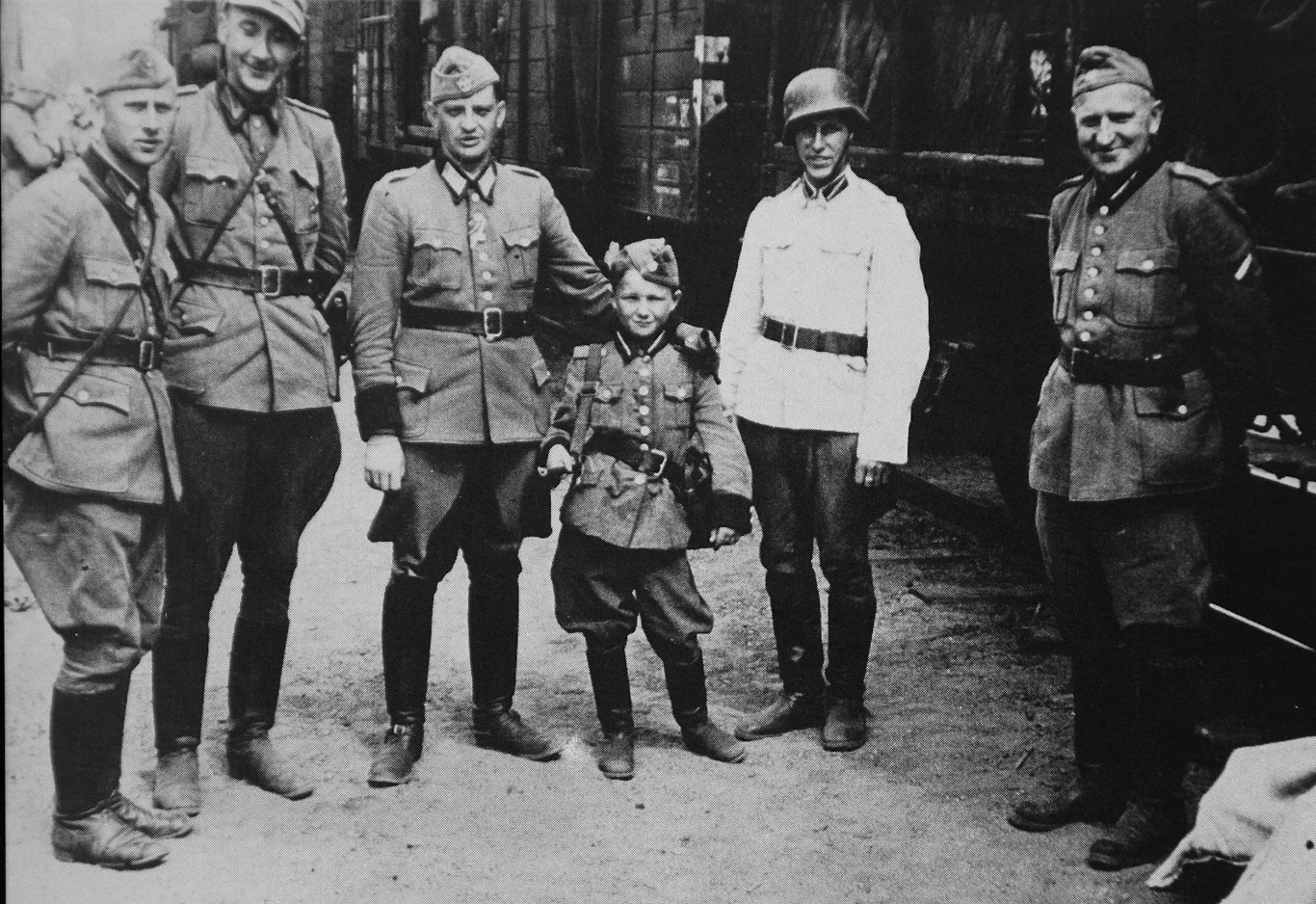 Młody Ilia jako maskotka oprawców w uszytym na miarę mundurze SS Młody Ilia jako maskotka oprawców w uszytym na miarę mundurze SS