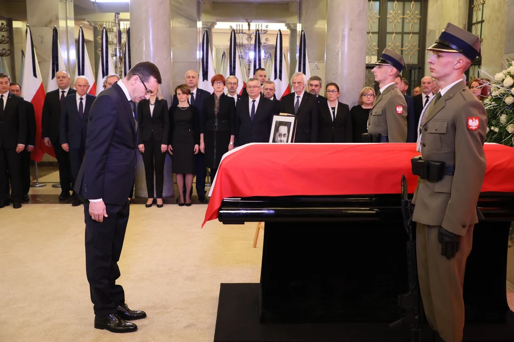Uroczystości pogrzebowe Jana Olszewskiego. Wprowadzenie trumny do gmachu KPRM Uroczystości pogrzebowe Jana Olszewskiego. Wprowadzenie trumny do gmachu KPRM