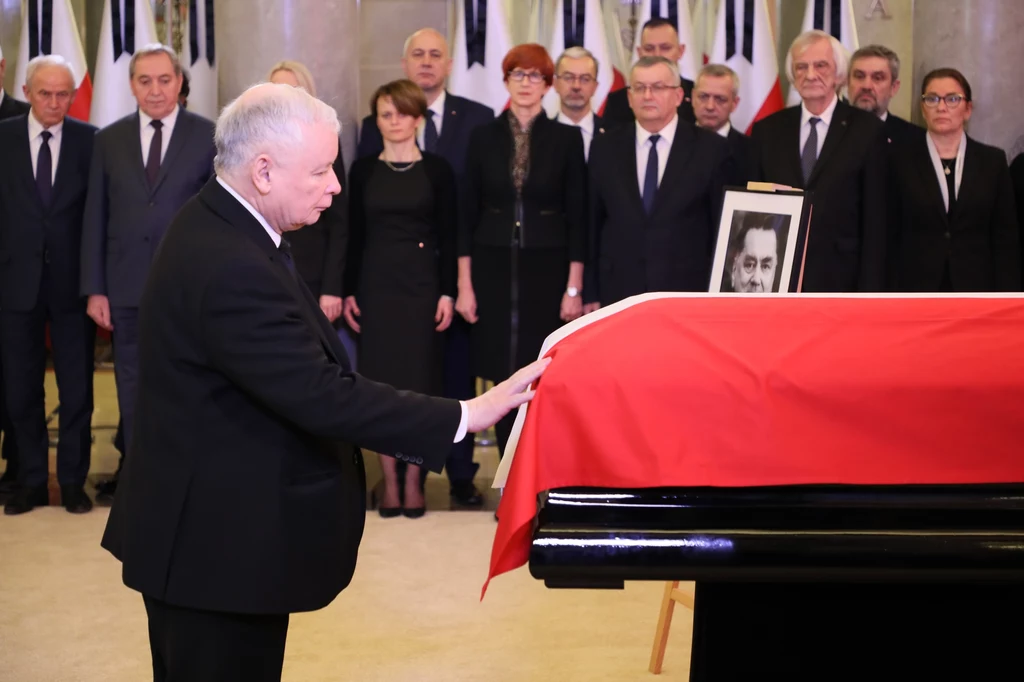 Jarosław Kaczyński przed trumną Jana Olszewskiego Jarosław Kaczyński przed trumną Jana Olszewskiego