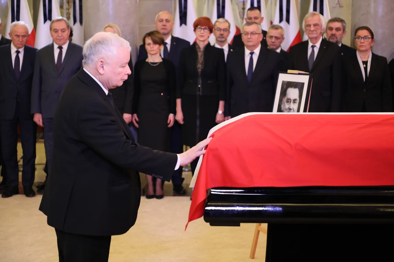 Jarosław Kaczyński przed trumną Jana Olszewskiego