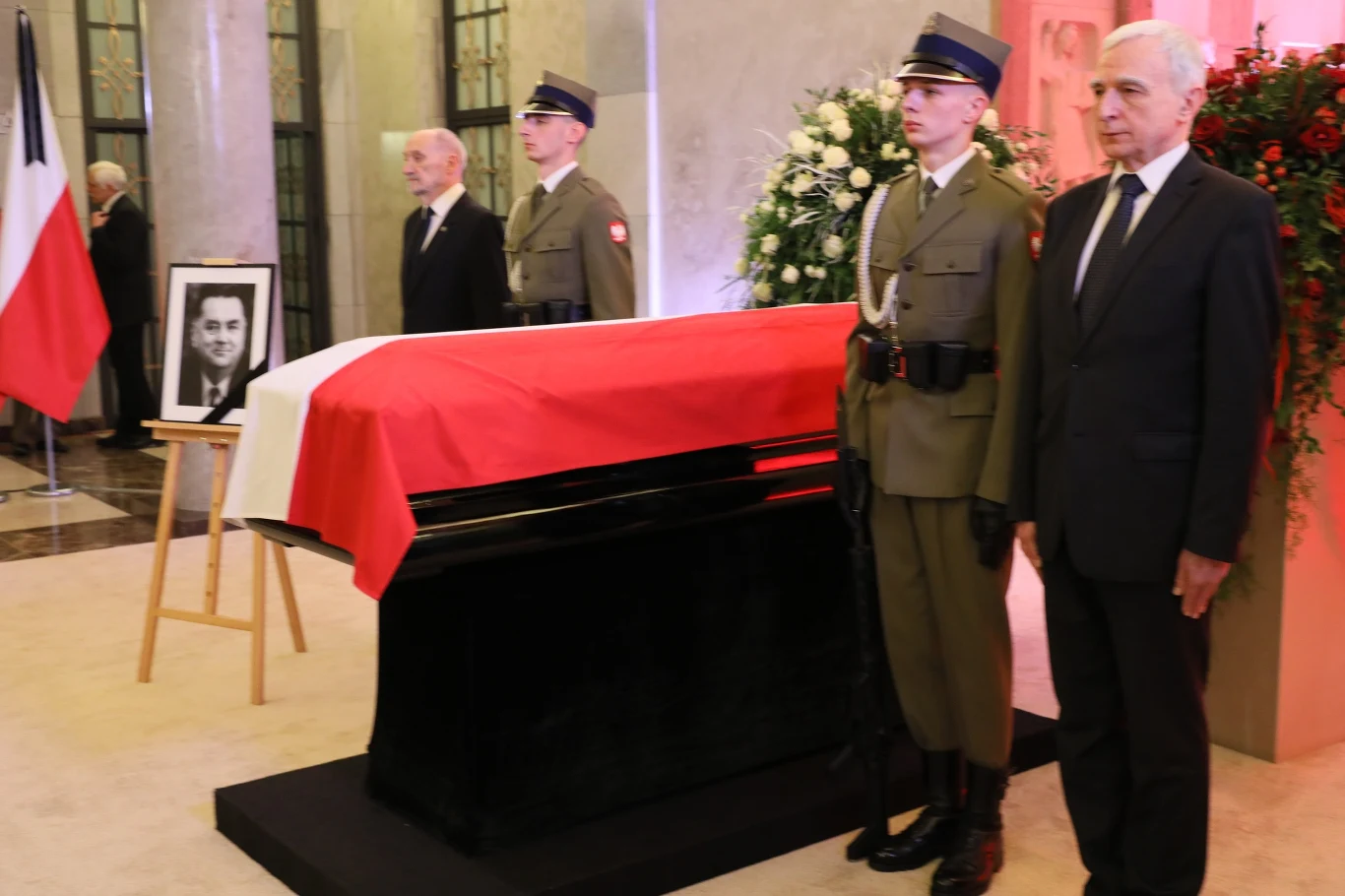 Antoni Macierewicz i Piotr Naimski przy trumnie Jana Olszewskiego