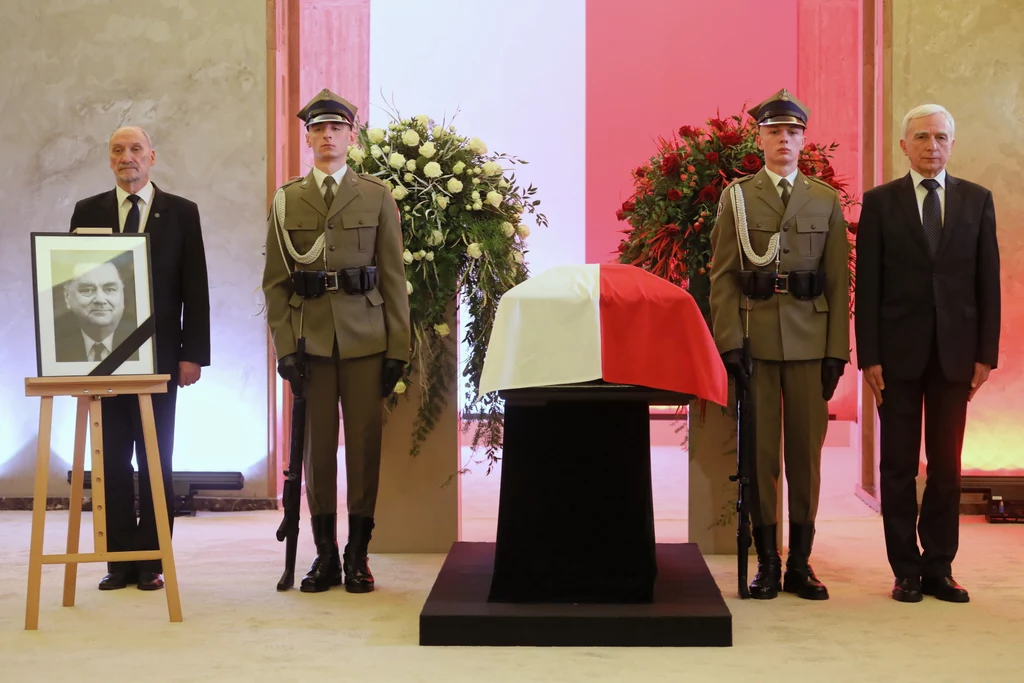 Trumna z ciałem Jana Olszewskiego została wystawiona w Kancelarii Premiera Trumna z ciałem Jana Olszewskiego została wystawiona w Kancelarii Premiera