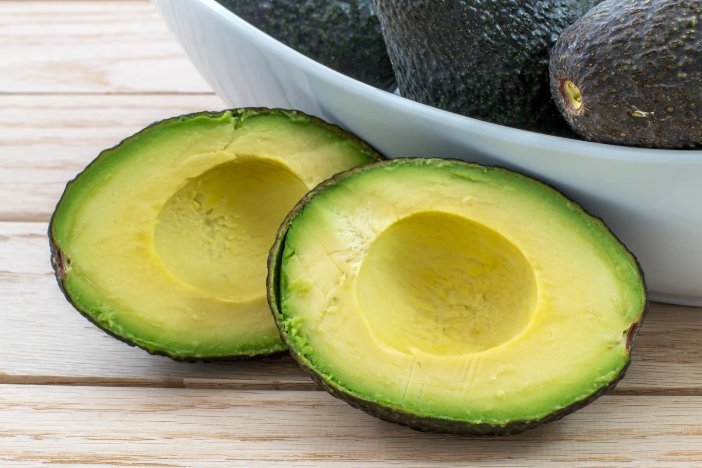 Czy awokado szkodzi na żołądek? Z uwagi na wysoką zawartość błonnika może być przyczyną problemów żołądkowych. 