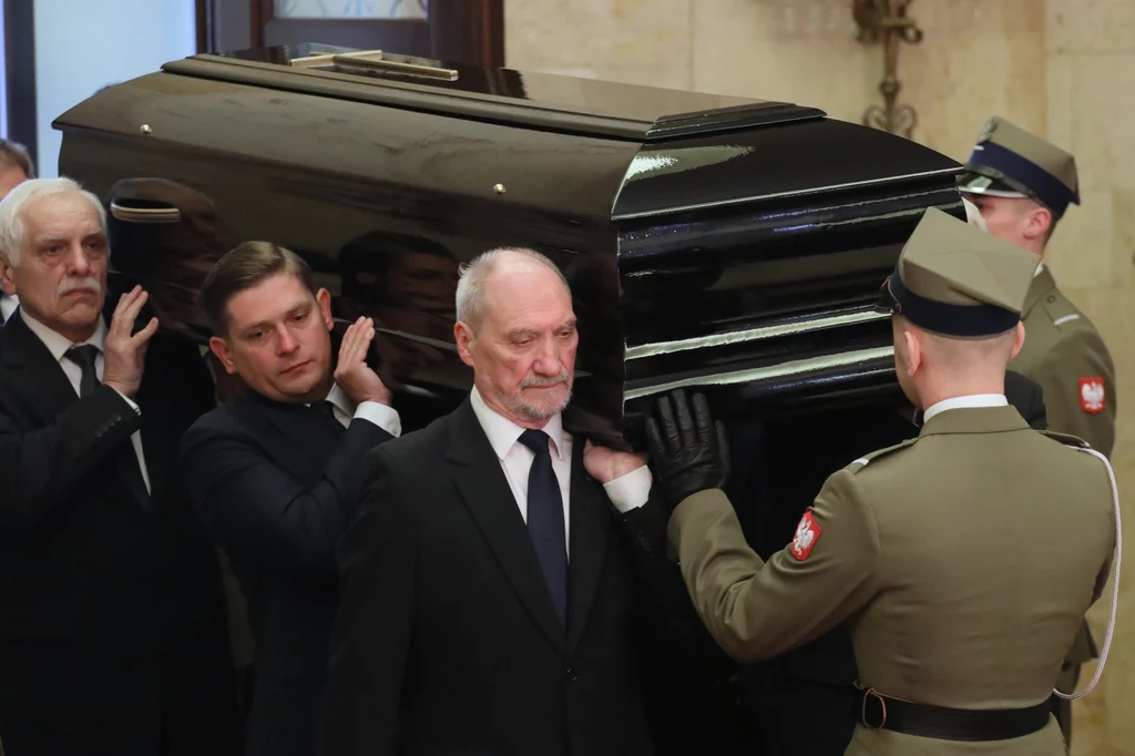 Trumnę wniósł m.in Antoni Macierewicz Trumnę wniósł m.in Antoni Macierewicz