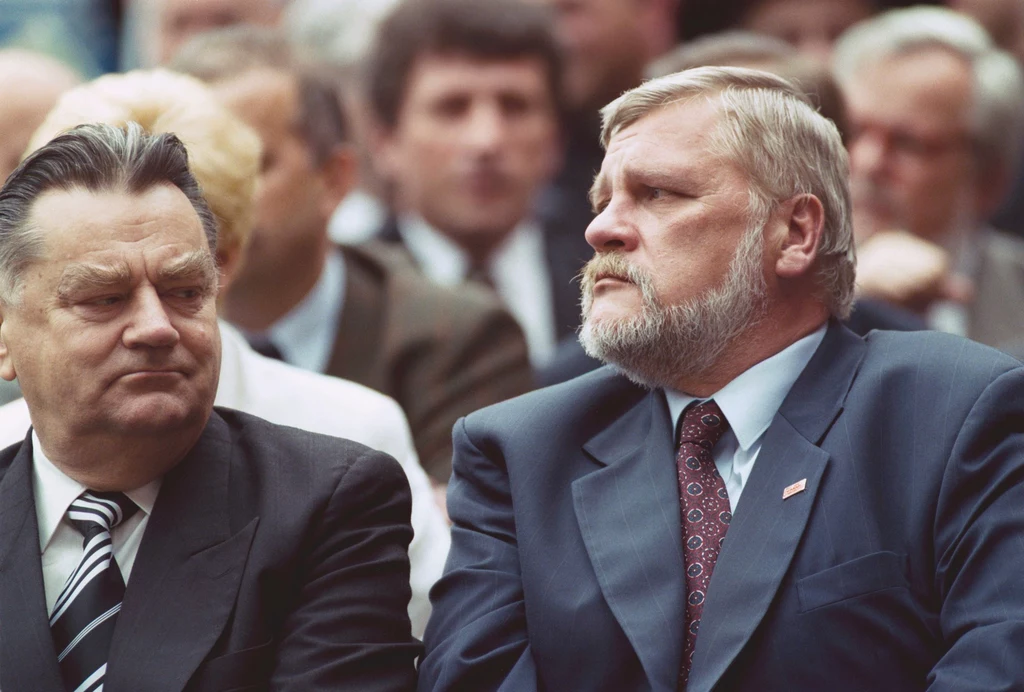 W latach 60. bronił w procesach politycznych m.in.: Jacka Kuronia, Karola Modzelewskiego, Melchiora Wańkowicza, Janusza Szpotańskiego, Wojciecha Ziembińskiego. W 1976 roku bronił w sądach robotników Radomia i Ursusa. Współpracował z KOR i Ruchem Obrony Praw Człowieka i Obywatela. Doradzał Solidarności i Lechowi Wałęsie. W latach 60. bronił w procesach politycznych m.in.: Jacka Kuronia, Karola Modzelewskiego, Melchiora Wańkowicza, Janusza Szpotańskiego, Wojciecha Ziembińskiego. W 1976 roku bronił w sądach robotników Radomia i Ursusa. Współpracował z KOR i Ruchem Obrony Praw Człowieka i Obywatela. Doradzał Solidarności i Lechowi Wałęsie.