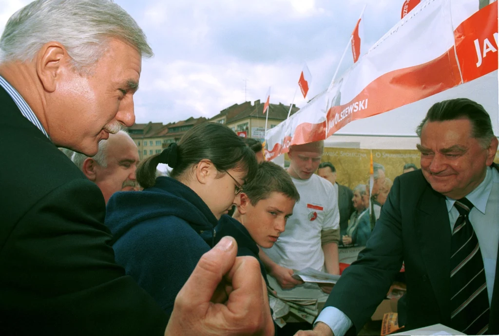 Po klęsce wyborczej 19 września 1993 roku stracił przywództwo w Ruchu dla Rzeczpospolitej na rzecz Romualda Szeremietiewa. Wystartował w wyborach prezydenckich w 1995 roku - zajął 4. miejsce, uzyskując 6,86 proc. poparcia. Po wyborach powstał Ruch Obrony Polski – partia, której był wieloletnim liderem. Po klęsce wyborczej 19 września 1993 roku stracił przywództwo w Ruchu dla Rzeczpospolitej na rzecz Romualda Szeremietiewa. Wystartował w wyborach prezydenckich w 1995 roku - zajął 4. miejsce, uzyskując 6,86 proc. poparcia. Po wyborach powstał Ruch Obrony Polski – partia, której był wieloletnim liderem.