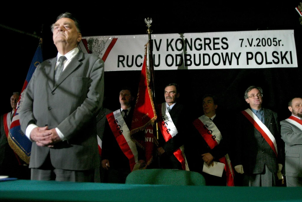 W 2001 r. wybrany do Sejmu z list Ligi Polskich Rodzin, wystąpił z klubu latem 2002 r. Olszewski, Tadeusz Kędziak i Henryk Lewczuk utworzyli wtedy Koło Poselskie Ruchu Odbudowy Polski. Przed wyborami w 2005 r. utworzył - wraz z Antonim Macierewiczem - Ruch Patriotyczny. Partia nie weszła do parlamentu. W 2001 r. wybrany do Sejmu z list Ligi Polskich Rodzin, wystąpił z klubu latem 2002 r. Olszewski, Tadeusz Kędziak i Henryk Lewczuk utworzyli wtedy Koło Poselskie Ruchu Odbudowy Polski. Przed wyborami w 2005 r. utworzył - wraz z Antonim Macierewiczem - Ruch Patriotyczny. Partia nie weszła do parlamentu.