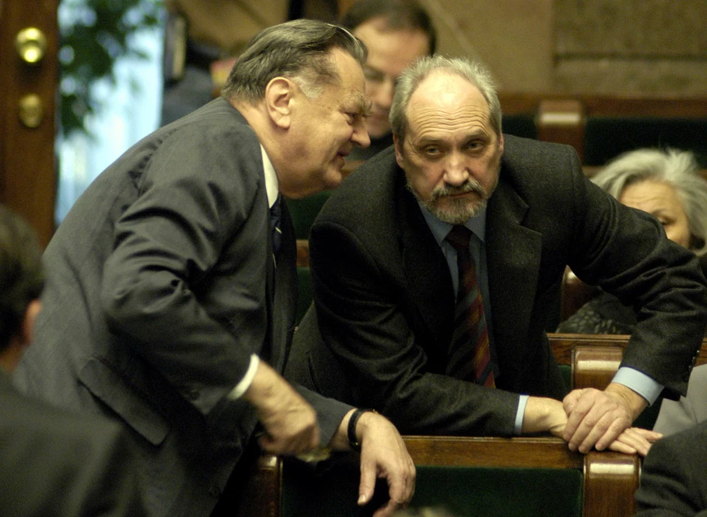 Uchwałą Sejmu z 5 czerwca 1992 Jan Olszewski został pozbawiony urzędu na skutek uchwalenia wotum nieufności. Głosowanie wniosku o odwołanie rządu zostało przyspieszone w związku z działaniami ministra spraw wewnętrznych Antoniego Macierewicza w ramach wykonywania tzw. lustracyjnej uchwały Sejmu i sporządzeniem listy Macierewicza. W związku z tym, rząd Olszewskiego został odwołany w nocy z 4 na 5 czerwca – w 15 godzin. Zdarzenia te przeszły do historii pod nazwą „noc teczek”. Uchwałą Sejmu z 5 czerwca 1992 Jan Olszewski został pozbawiony urzędu na skutek uchwalenia wotum nieufności. Głosowanie wniosku o odwołanie rządu zostało przyspieszone w związku z działaniami ministra spraw wewnętrznych Antoniego Macierewicza w ramach wykonywania tzw. lustracyjnej uchwały Sejmu i sporządzeniem listy Macierewicza. W związku z tym, rząd Olszewskiego został odwołany w nocy z 4 na 5 czerwca – w 15 godzin. Zdarzenia te przeszły do historii pod nazwą „noc teczek”.