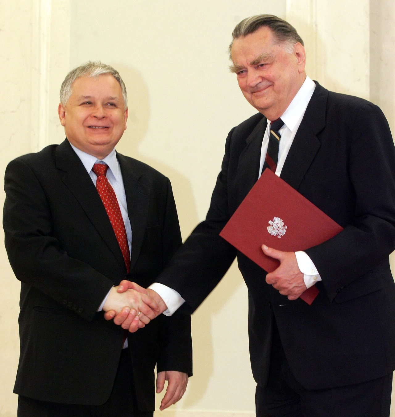 Kiedy 3 maja 2009 roku prezydent Lech Kaczyński odznaczał Olszewskiego Orderem Orła Białego, określił go wówczas jako premiera pierwszego rządu III RP. Rządu, który "usiłował wprowadzić w Polsce te zmiany, które pozwoliłyby mówić o nowym państwie w pełnym tego słowa znaczeniu". Kiedy 3 maja 2009 roku prezydent Lech Kaczyński odznaczał Olszewskiego Orderem Orła Białego, określił go wówczas jako premiera pierwszego rządu III RP. Rządu, który "usiłował wprowadzić w Polsce te zmiany, które pozwoliłyby mówić o nowym państwie w pełnym tego słowa znaczeniu".
