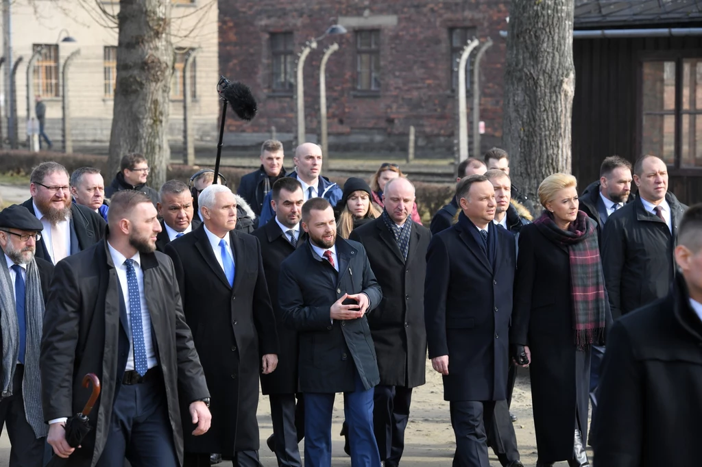 Goście zeszli do celi męczeńskiej śmierci polskiego więźnia Auschwitz, franciszkanina św. Maksymiliana Kolego, która znajduje się w podziemiach Bloku 11. Goście zeszli do celi męczeńskiej śmierci polskiego więźnia Auschwitz, franciszkanina św. Maksymiliana Kolego, która znajduje się w podziemiach Bloku 11.