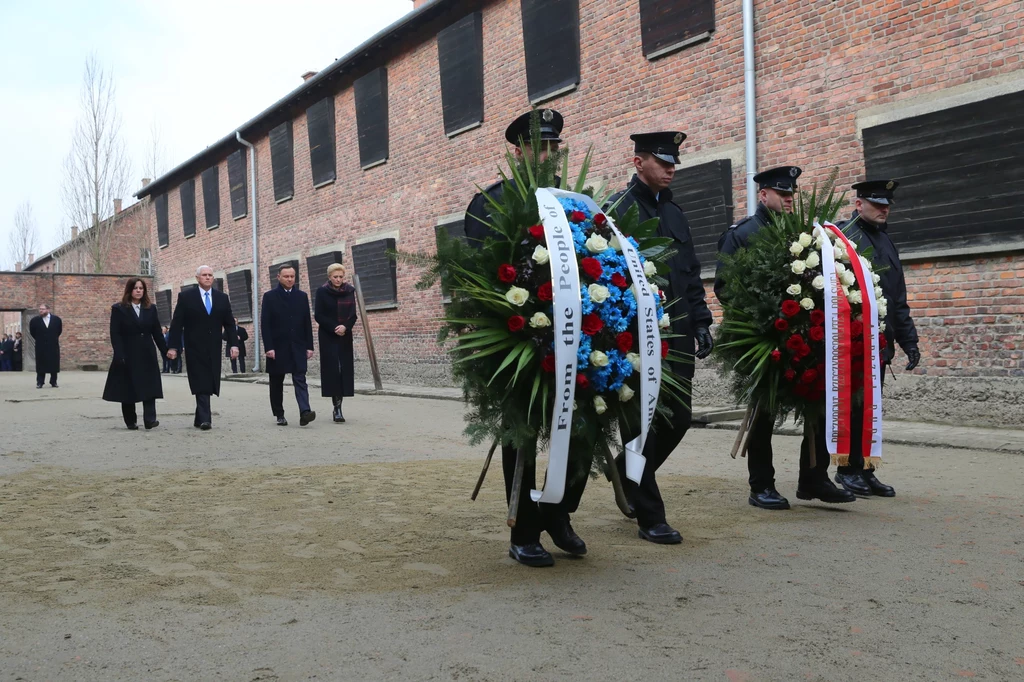 Politycy, którym towarzyszą małżonki - Agata Kornhauser-Duda oraz Karen Pence, zwiedzili w piątek w godzinach południowych część ekspozycji w Muzeum Auschwitz. Politycy, którym towarzyszą małżonki - Agata Kornhauser-Duda oraz Karen Pence, zwiedzili w piątek w godzinach południowych część ekspozycji w Muzeum Auschwitz.