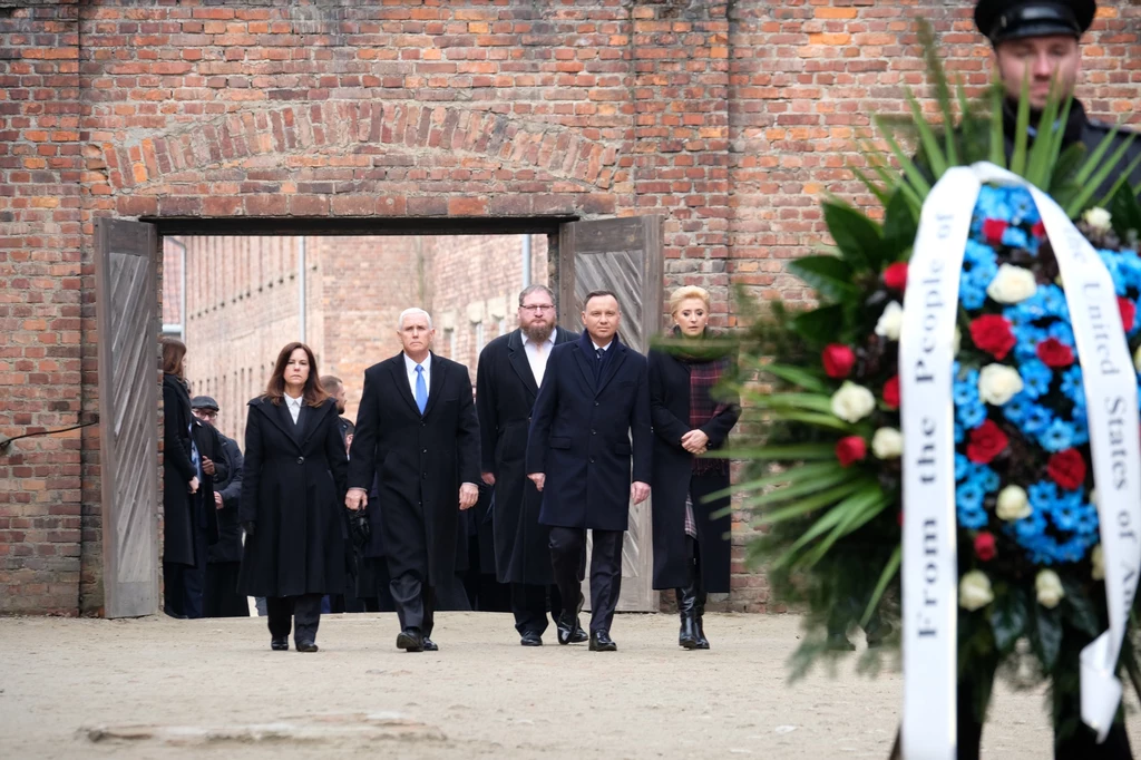 Andrzej Duda i Mike Pence złożyli wieńce przed Ścianą Straceń na dziedzińcu Bloku 11. Andrzej Duda i Mike Pence złożyli wieńce przed Ścianą Straceń na dziedzińcu Bloku 11.