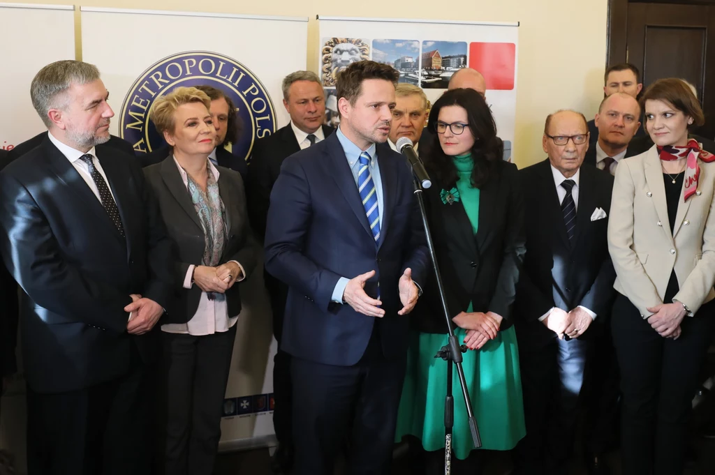 Prezydent Warszawy Rafał Trzaskowski, prezydent Łodzi Hanna Zdanowski, prezydent Białegostoku Tadeusz Truskolaski, prezydent Szczecina Piotr Krzystek, prezydent Rzeszowa Tadeusz Ferenc, i p.o. prezydenta Gdańska Aleksandra Dulkiewicz podczas konferencji prasowej nt. planu obchodów 30. rocznicy wyborów 4 czerwca 1989. Prezydent Warszawy Rafał Trzaskowski, prezydent Łodzi Hanna Zdanowski, prezydent Białegostoku Tadeusz Truskolaski, prezydent Szczecina Piotr Krzystek, prezydent Rzeszowa Tadeusz Ferenc, i p.o. prezydenta Gdańska Aleksandra Dulkiewicz podczas konferencji prasowej nt. planu obchodów 30. rocznicy wyborów 4 czerwca 1989.