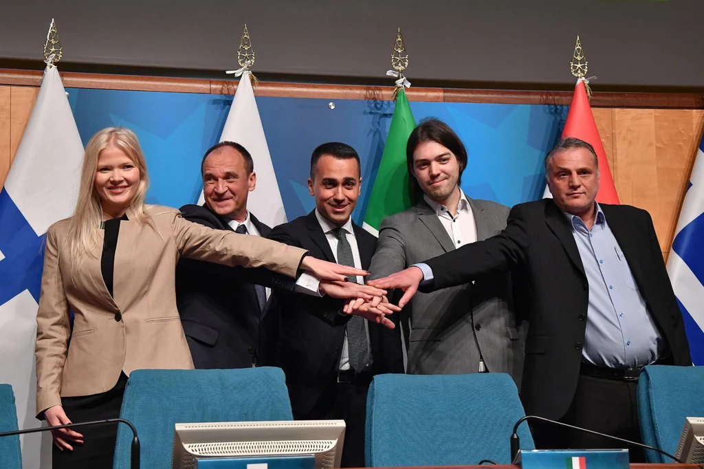 Nowy, europejski, antysystemowy front. Paweł Kukiz drugi od lewej, lider Ruchu Pięciu Gwiazd Luigi Di Maio - w środku Nowy, europejski, antysystemowy front. Paweł Kukiz drugi od lewej, lider Ruchu Pięciu Gwiazd Luigi Di Maio - w środku