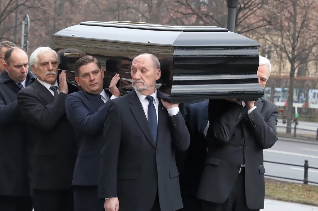 Politycy PiS Antoni Macierewicz, Bartosz Kownacki i Piotr Naimski wnieśli trumnę do KPRM w Warszawie. Politycy PiS Antoni Macierewicz, Bartosz Kownacki i Piotr Naimski wnieśli trumnę do KPRM w Warszawie.