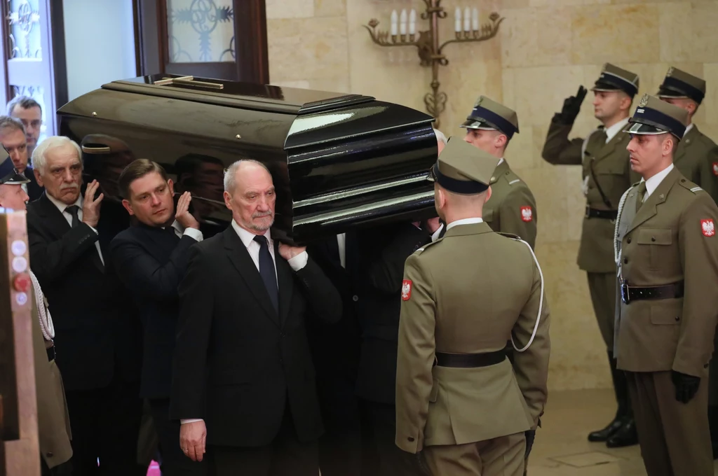 Trumna została wystawiona w hallu KPRM. Trumna została wystawiona w hallu KPRM.