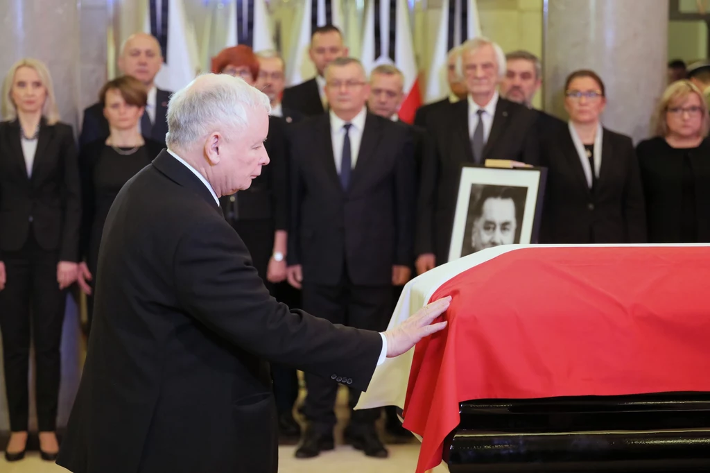 Prezes PiS Jarosław Kaczyński oddał hołd zmarłemu. Prezes PiS Jarosław Kaczyński oddał hołd zmarłemu.