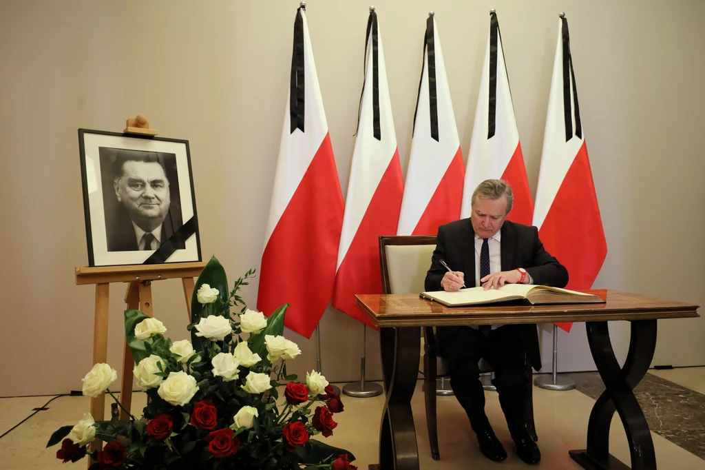 Wicepremier, minister kultury Piotr Gliński wpisał się do księgi kondolencyjnej. Wicepremier, minister kultury Piotr Gliński wpisał się do księgi kondolencyjnej.