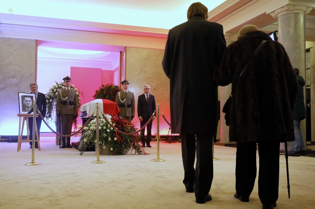 Mieszkańcy Warszawy oddali hołd zmarłemu. Mieszkańcy Warszawy oddali hołd zmarłemu.