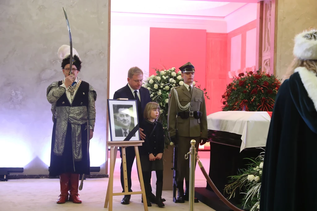 Rodzina zmarłego pełniła wartę przy trumnie. Rodzina zmarłego pełniła wartę przy trumnie.