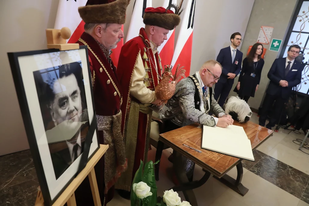 Do księgi kondolencyjnej wpisało się także bractwo kurkowe. Do księgi kondolencyjnej wpisało się także bractwo kurkowe.