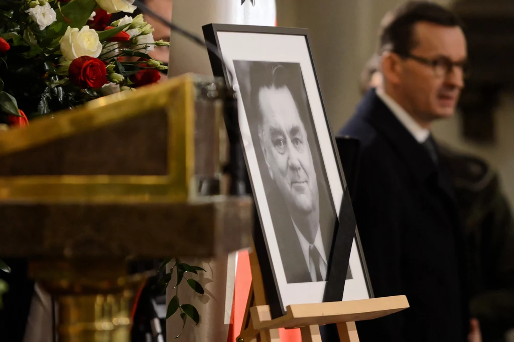 Szef KPRM Michał Dworczyk poinformował we wtorek, że szczegóły uroczystości pogrzebowych zostały opracowane w porozumieniu z rodziną b. premiera. Szef KPRM Michał Dworczyk poinformował we wtorek, że szczegóły uroczystości pogrzebowych zostały opracowane w porozumieniu z rodziną b. premiera.