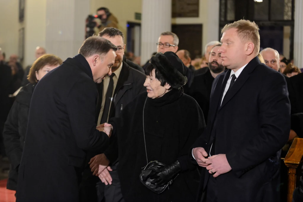 Prezydent Andrzej Duda wita się z wdową po Janie Olszewskim, Martą Olszewską. Prezydent Andrzej Duda wita się z wdową po Janie Olszewskim, Martą Olszewską.