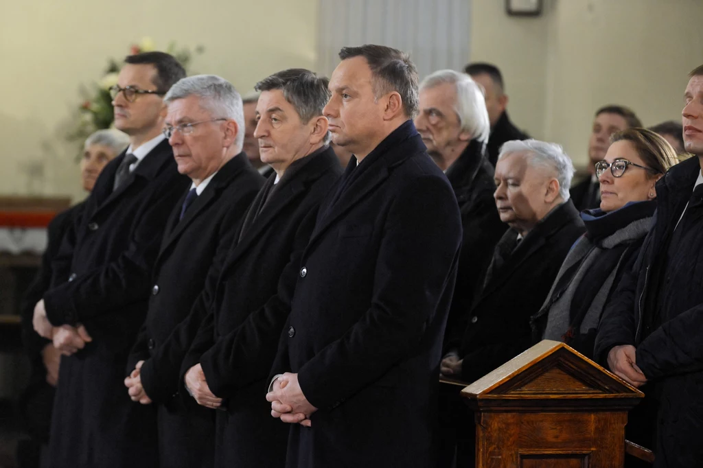 Msza odbyła się z udziałem przedstawicieli najwyższych władz, w tym m.in. prezydenta Andrzeja Dudy i premiera Mateusza Morawieckiego. Msza odbyła się z udziałem przedstawicieli najwyższych władz, w tym m.in. prezydenta Andrzeja Dudy i premiera Mateusza Morawieckiego.