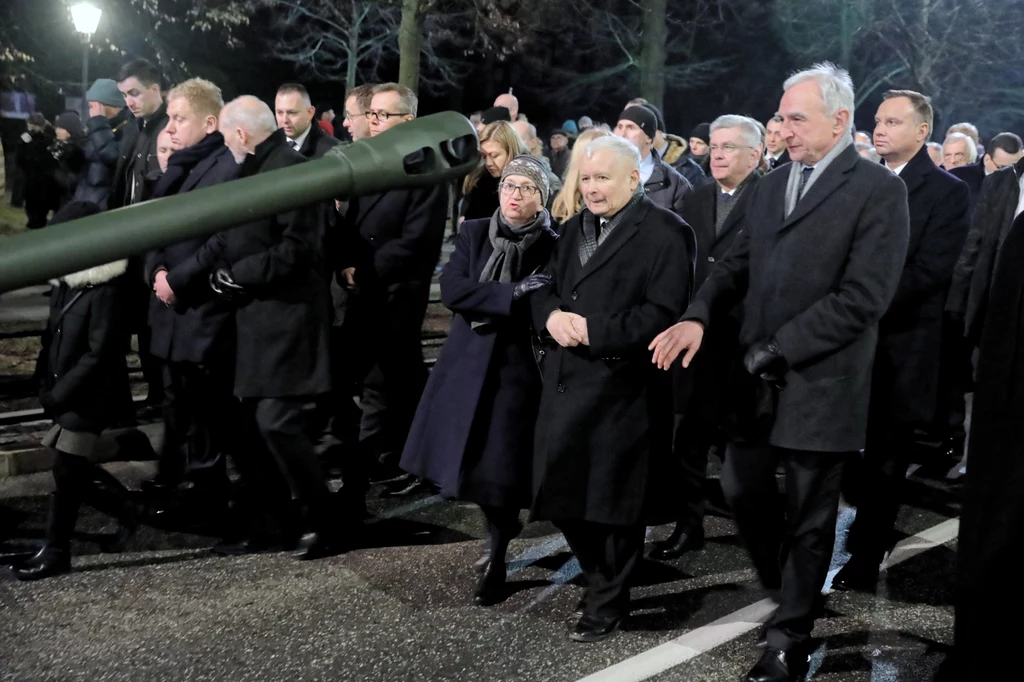 Msza żałobna rozpocznie się w sobotę o godz. 11.00. Później, przed pomnikiem Powstania Warszawskiego, premiera Olszewskiego pożegnają żołnierze Armii Krajowej, byli powstańcy warszawscy oraz działacze antykomunistycznej opozycji. Msza żałobna rozpocznie się w sobotę o godz. 11.00. Później, przed pomnikiem Powstania Warszawskiego, premiera Olszewskiego pożegnają żołnierze Armii Krajowej, byli powstańcy warszawscy oraz działacze antykomunistycznej opozycji.