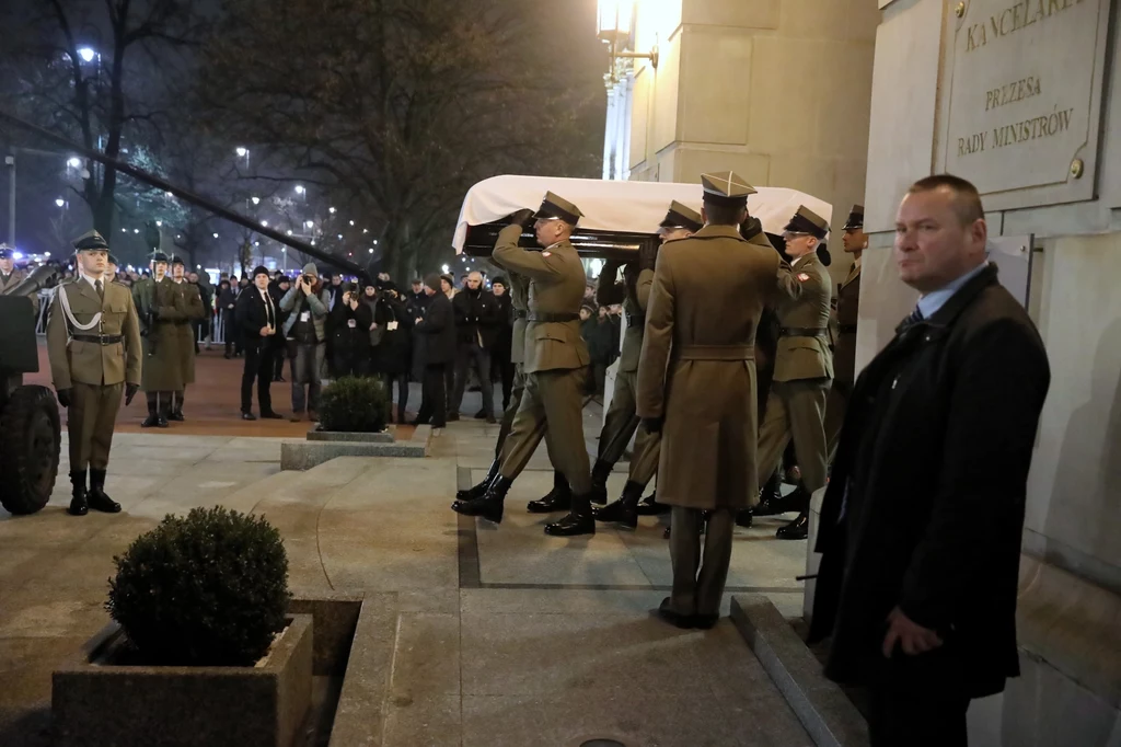 Trumna z ciałem byłego premiera Jana Olszewskiego wyruszyła, wraz z odprowadzającym ją konduktem, z kancelarii premiera do sanktuarium Matki Bożej Łaskawej na Starym Mieście. Trumna z ciałem byłego premiera Jana Olszewskiego wyruszyła, wraz z odprowadzającym ją konduktem, z kancelarii premiera do sanktuarium Matki Bożej Łaskawej na Starym Mieście.