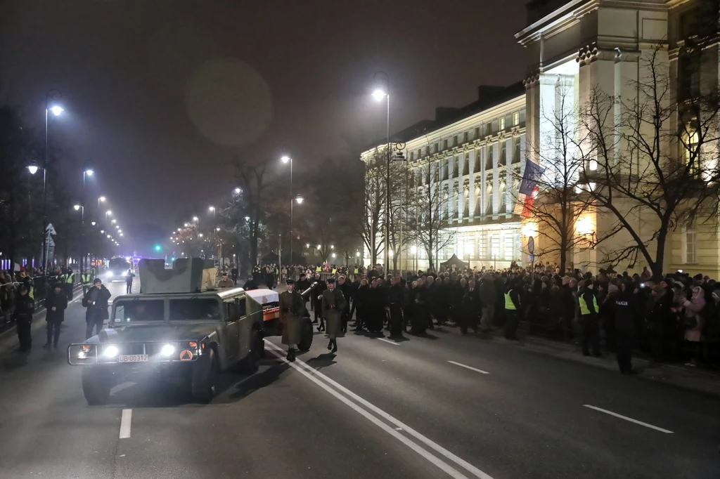 Trumna, przykryta biało-czerwoną flagą, została umieszczona na wojskowej lawecie. Trumna, przykryta biało-czerwoną flagą, została umieszczona na wojskowej lawecie.