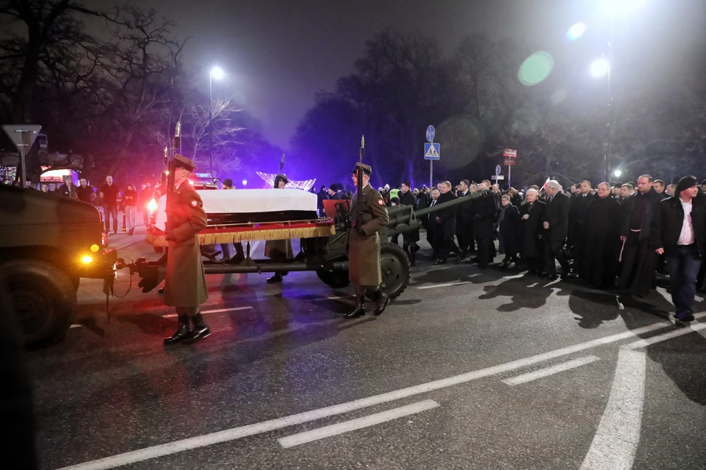 Trumna z ciałem Jana Olszewskiego pozostanie w sanktuarium do soboty, do godz. 10.40 - gdy nastąpi jej wyprowadzenie i przejście do Bazyliki Archikatedralnej św. Jana Chrzciciela. Trumna z ciałem Jana Olszewskiego pozostanie w sanktuarium do soboty, do godz. 10.40 - gdy nastąpi jej wyprowadzenie i przejście do Bazyliki Archikatedralnej św. Jana Chrzciciela.