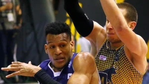 Cleveland Melvin (z piłką) z MKS Dąbrowy Górnicza 