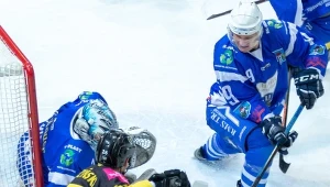 Zawodnicy Tauronu KH GKS Katowice Filip Starzyński (L) i Kamil Paszek (P) oraz Michal Fikrt (C) z Unii Oświęcim