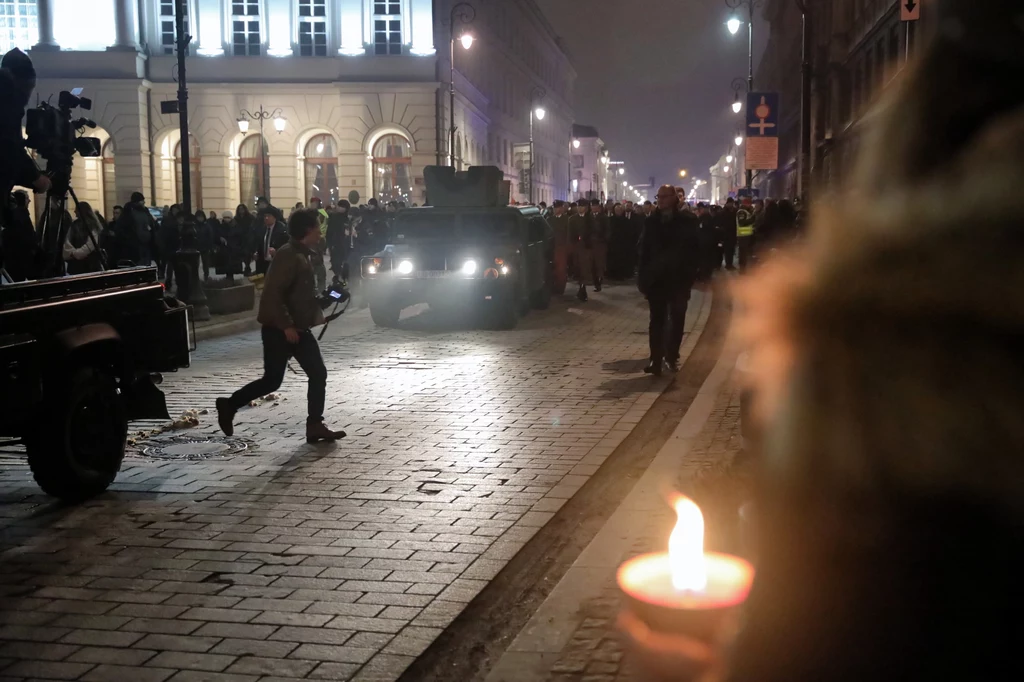 Trumna z ciałem Jana Olszewskiego przewieziona została na wojskowej lawecie do sanktuarium Matki Bożej Łaskawej Trumna z ciałem Jana Olszewskiego przewieziona została na wojskowej lawecie do sanktuarium Matki Bożej Łaskawej