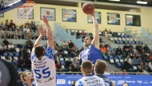 Zawodnik Argedu BM Slam Stal Ostrów Wlkp. Ivan Maras (C) w akcji na kosz Polpharmy Starogard Gdański