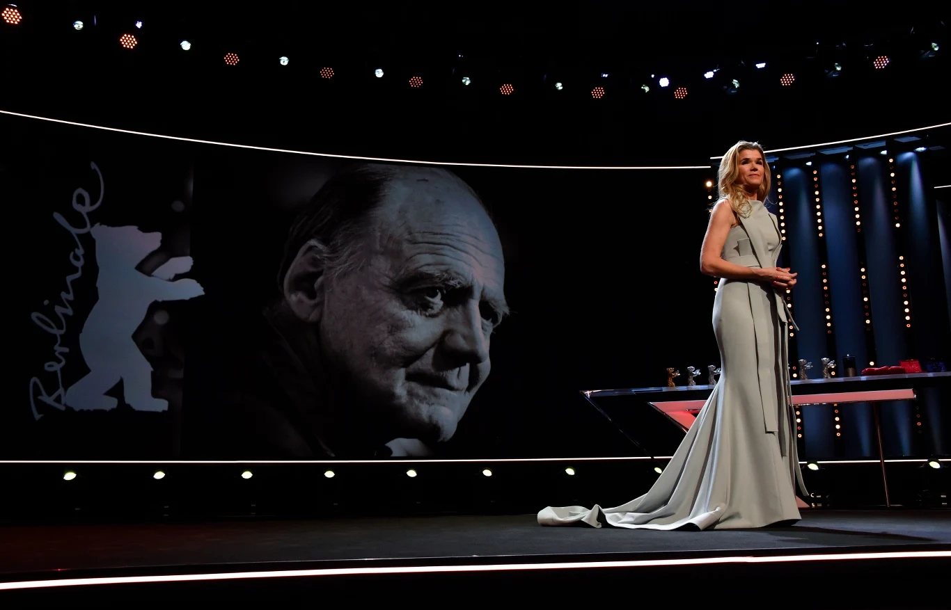 Prowadząca galę zamknięcia Anke Engelke. Za nią na zdjęciu Bruno Ganz