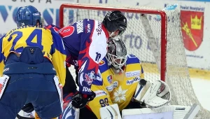 Zawodnik TatrySki Podhala Nowy Targ Oskar Jaśkiewicz (L) i bramkarz Przemysłąw Odrobny (P) oraz Semen Garszyn (C) z Enegi Toruń