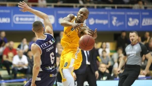 Zawodnik Asseco Arki Gdynia James Florence (P) i Mateusz Zębski (L) z MKS-u Dąbrowa Gónicza 