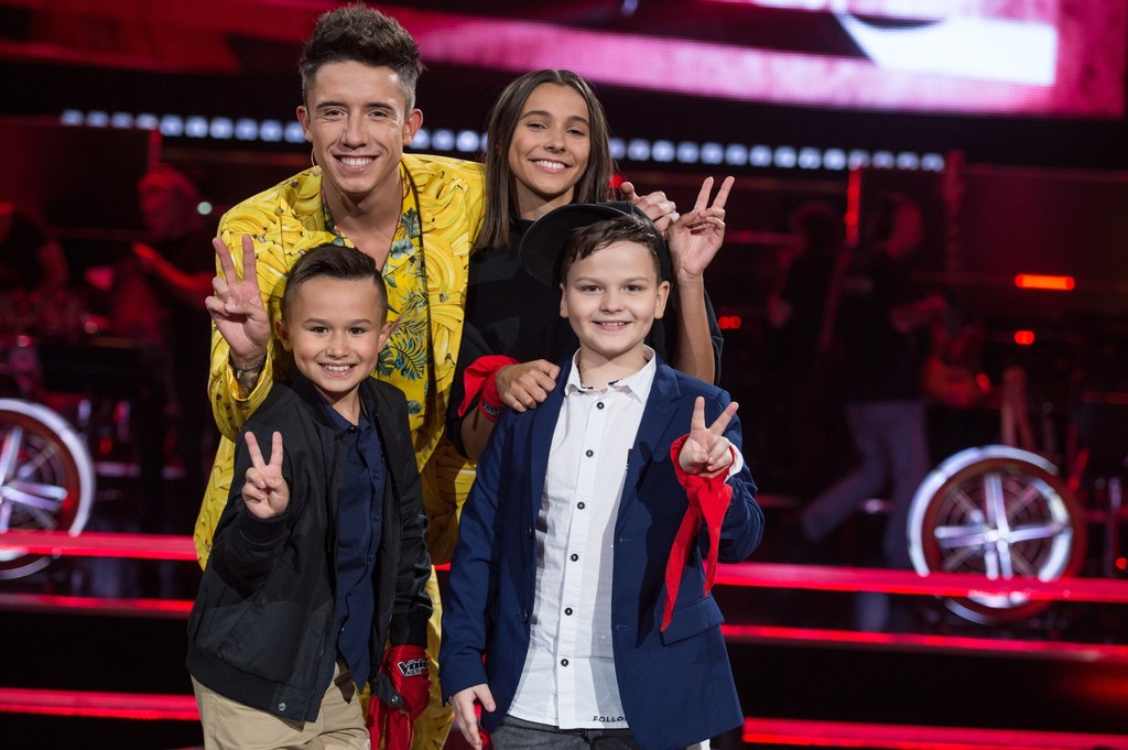 Dawid Kwiatkowski wraz finalistami programu "The Voice Kids"