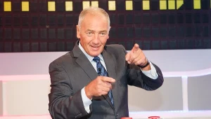 Karol Strasburger na planie teleturnieju "Familiada"