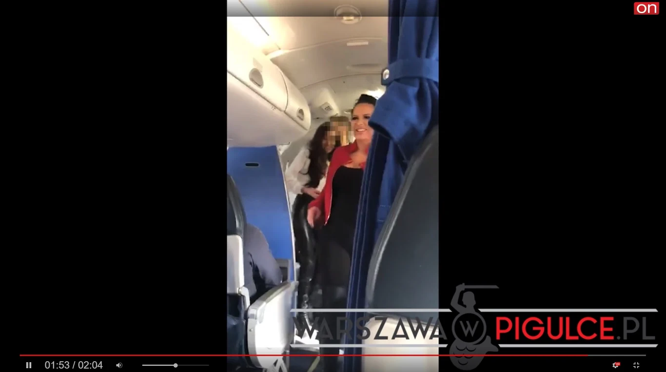 Siostry Godlewskie w samolocie (Screen: warszawawpigulce.pl) Siostry Godlewskie w samolocie (Screen: warszawawpigulce.pl)