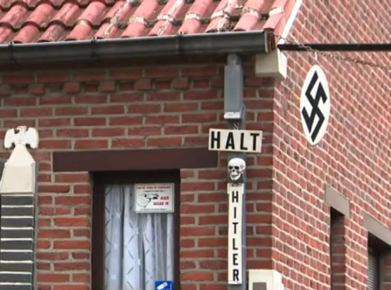 Czaszka, swastyka, nazistowskie insygnia. Tak 75-letni Belg ozdobił swój dom Czaszka, swastyka, nazistowskie insygnia. Tak 75-letni Belg ozdobił swój dom