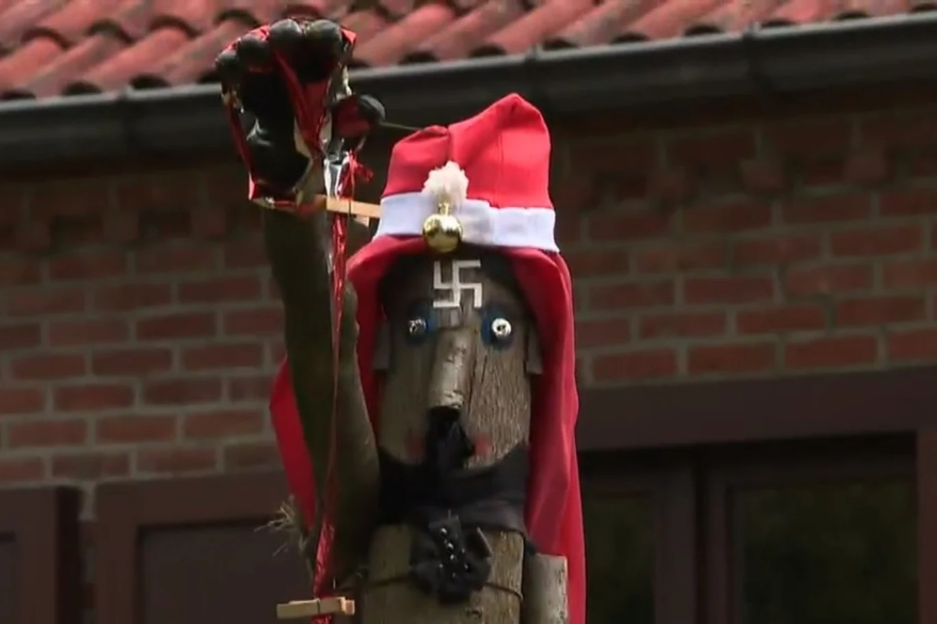 Zamiast krasnala ogrodowego - hajlująca figurka ze swastyką w czapce św. Mikołaja Zamiast krasnala ogrodowego - hajlująca figurka ze swastyką w czapce św. Mikołaja