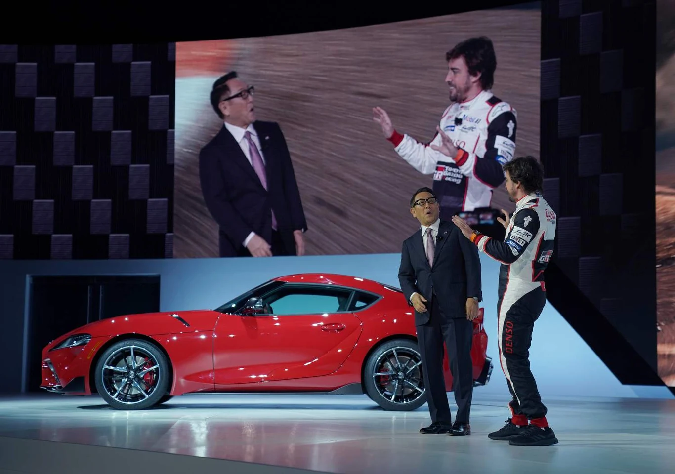 Fernando Alonso podczas prezentacji Toyoty Supra Super GT na North American International Auto Show w Detroit